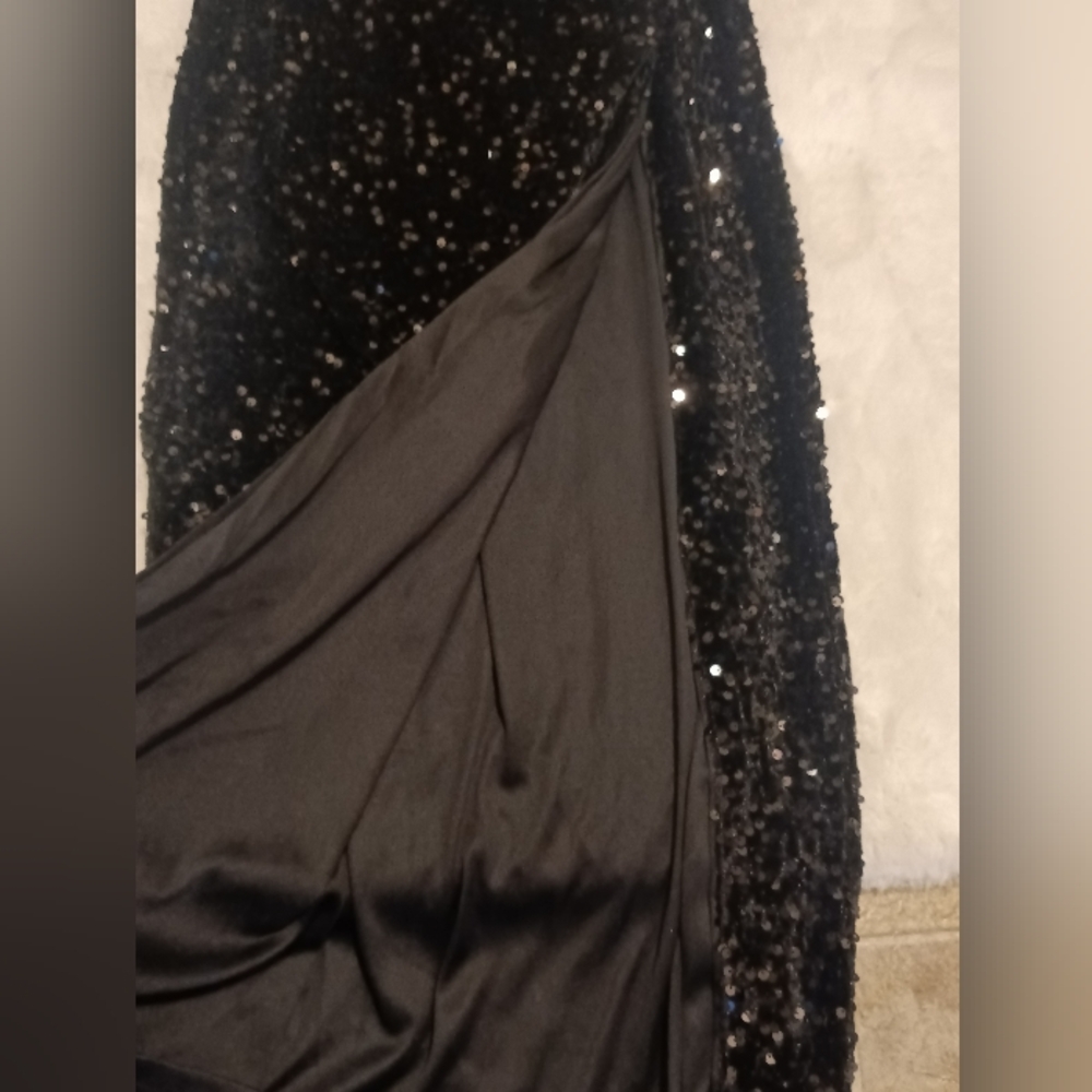 Beautiful gown - Picture 4 of 7
